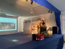 Zdjęcie przedstawia uczniów I Liceum Ogólnokształcącego im. Józefa Wybickiego w Kościerzynie podczas prezentacji swojego przedsięwzięcia w ramach konkursu „Biznes plan JUNIORA VI”.